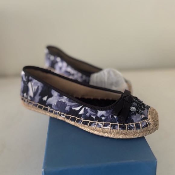 Simply Vera Vera Wang Black and White Flats - Picture 1 of 2